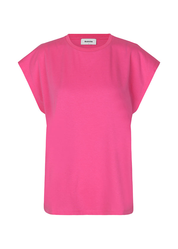 Cool t-shirt with a round neckline, wide shoulders and a boxy fit. Jax t-shirt in color Taffy Pink is in a crisp organic cotton. The model is 174 cm and wears a size S/36