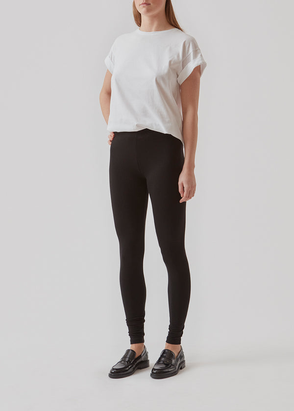 Leggings in a nice and comfortable quality from Modström. Kendis Black is a responsible choice and one of our bestsellers.