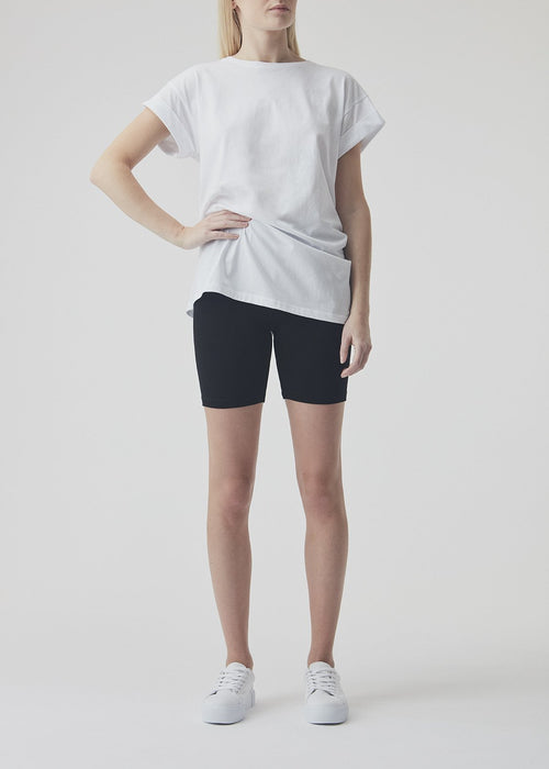 Comfortable and basic shorts which will be perfect under a dress or skirt. Kendis X-short is one of our Basics bestsellers. The model is 174 cm and wears a size S/36