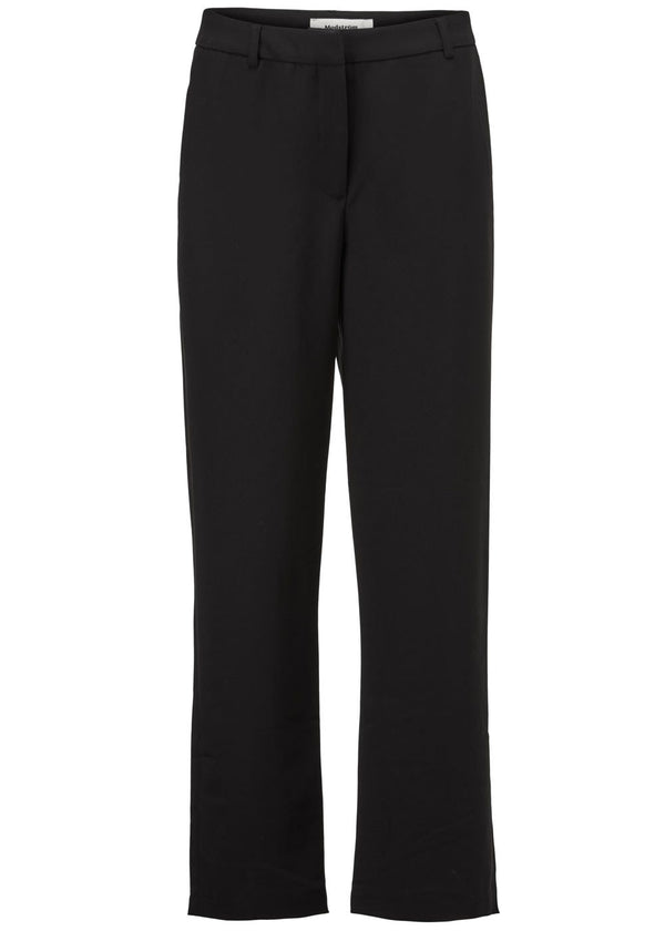 Classic and stylish pants with cropped legs. Kendrick cropped pants has belt straps and pockets on both front and back.