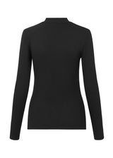 Long sleeved t-shirt with a high neck. Krown LS t-neck is in a ribbed quality and has a tight fit. The t-neck is in a nice EcoVero viscose quality.