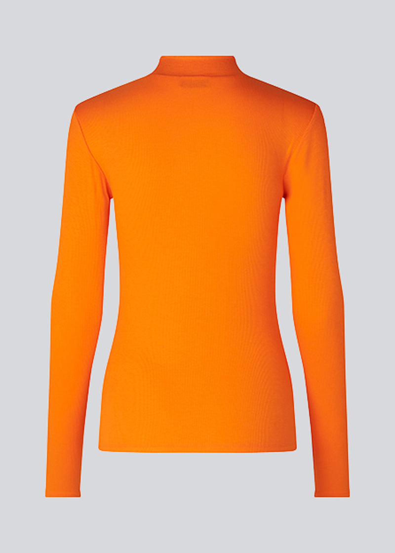 Long sleeved t-shirt with a high neck in orange. Krown LS t-neck is in a ribbed quality and has a tight fit. The t-neck is in a nice EcoVero viscose quality.