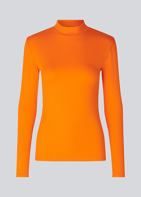 Long sleeved t-shirt with a high neck in orange. Krown LS t-neck is in a ribbed quality and has a tight fit. The t-neck is in a nice EcoVero viscose quality.