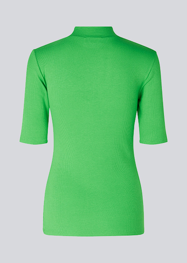 Short-sleeved t-shirt in green with a high neck. Krown t-shirt is of a nice rib quality and has a tight fit. The t-shirt is of a nice Eco Verro Viscose quality.