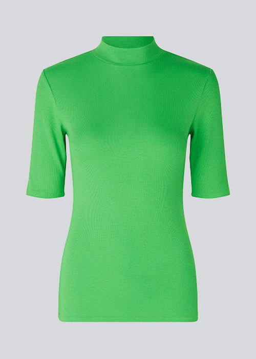Short-sleeved t-shirt in green with a high neck. Krown t-shirt is of a nice rib quality and has a tight fit. The t-shirt is of a nice Eco Verro Viscose quality.