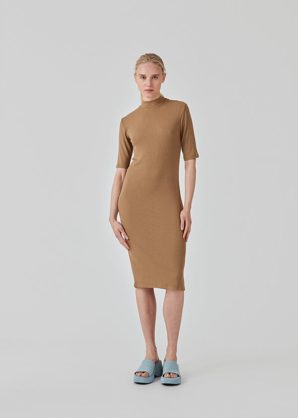 Short-sleeved dress in brown with a high neck. Krown t-shirt dress is of a nice rib quality and has a tight fit.