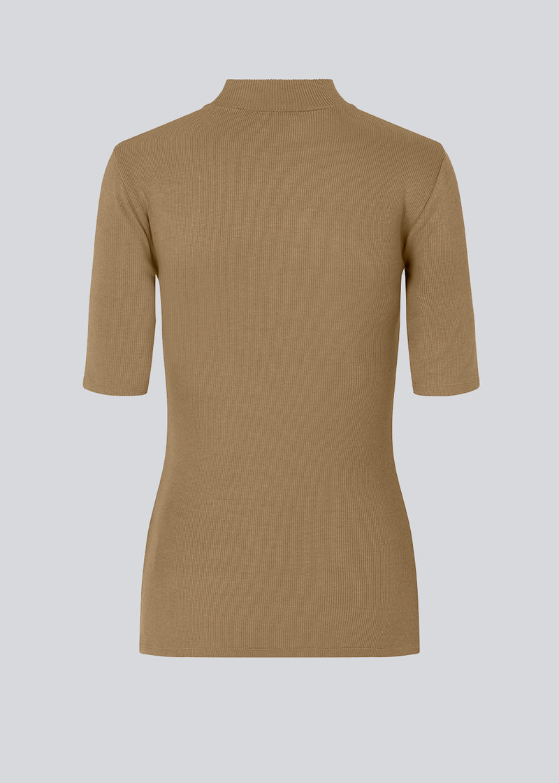 Short-sleeved t-shirt in brown with a high neck. Krown t-shirt is in a nice rib quality and has a tight fit. The t-shirt is of a nice Eco Verro Viscose quality.
