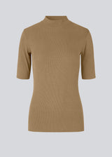Short-sleeved t-shirt in brown with a high neck. Krown t-shirt is in a nice rib quality and has a tight fit. The t-shirt is of a nice Eco Verro Viscose quality.