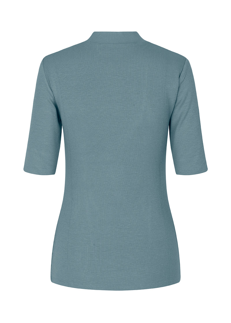 Short-sleeved t-shirt with a high neck. Krown t-shirt is in a nice rib quality and has a tight fit. The t-shirt is in a nice Eco Verro Viscose quality.