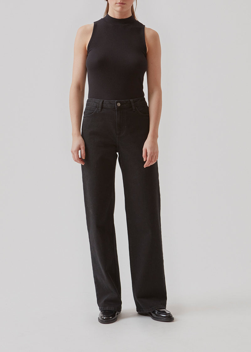 Short sleeved top with a high neck. Krown top is in a nice rib quality and has a tight fit. The top is in an Eco Vero viscose and a basic must-have in your waredrobe.