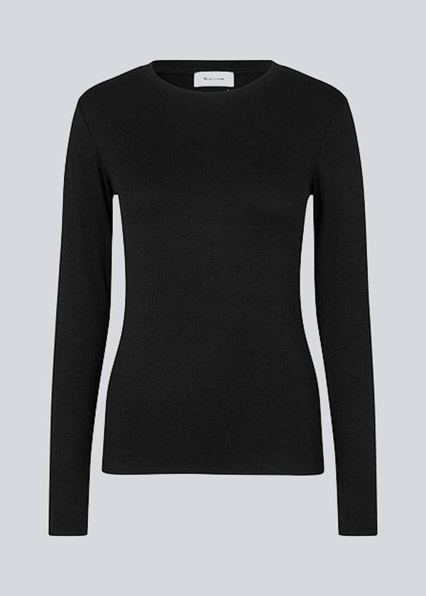 Soft long sleeved t-shirt with a round neck and slim fit in black. KrownMD LS o-neck is crafted from a more responsible ribbed quality.