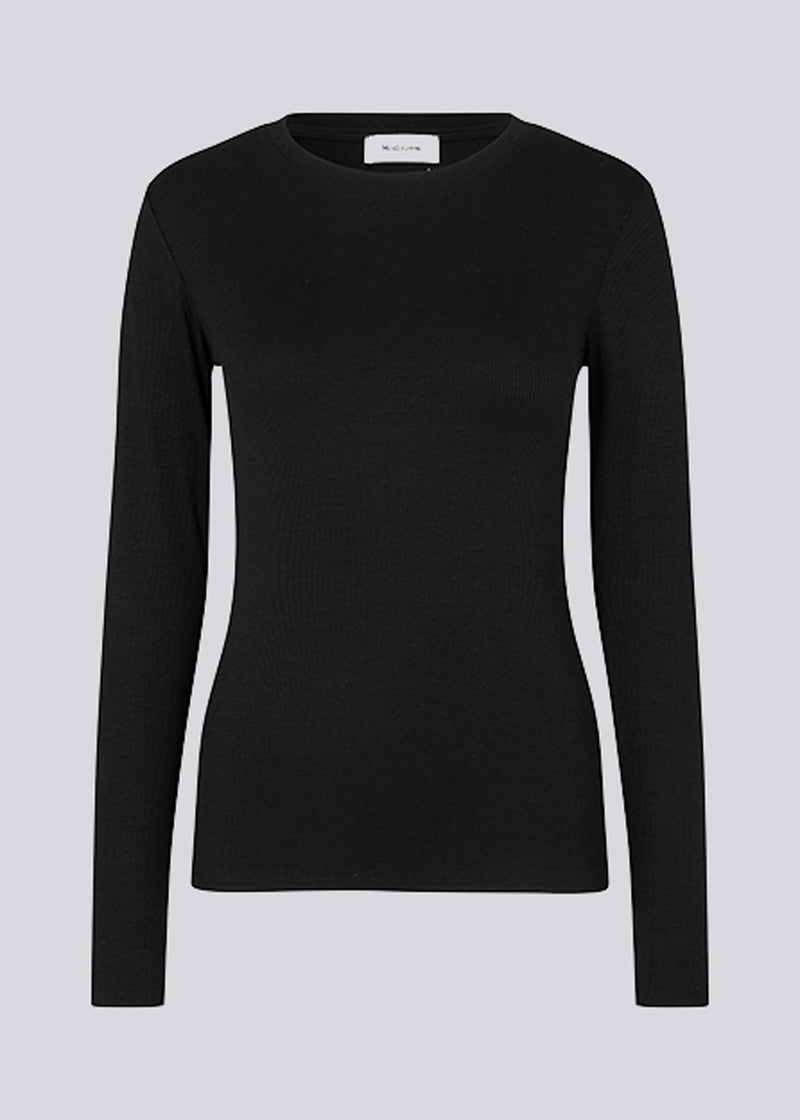 Soft long sleeved t-shirt with a round neck and slim fit in black. KrownMD LS o-neck is crafted from a more responsible ribbed quality.