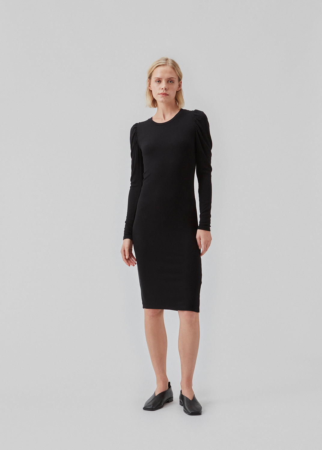 Dress in rib knit with long puff sleeves and a round neck. The quality of KrownMD puff dress is stretchy and more responsible.  The model is 177 cm and wears a size S/36.