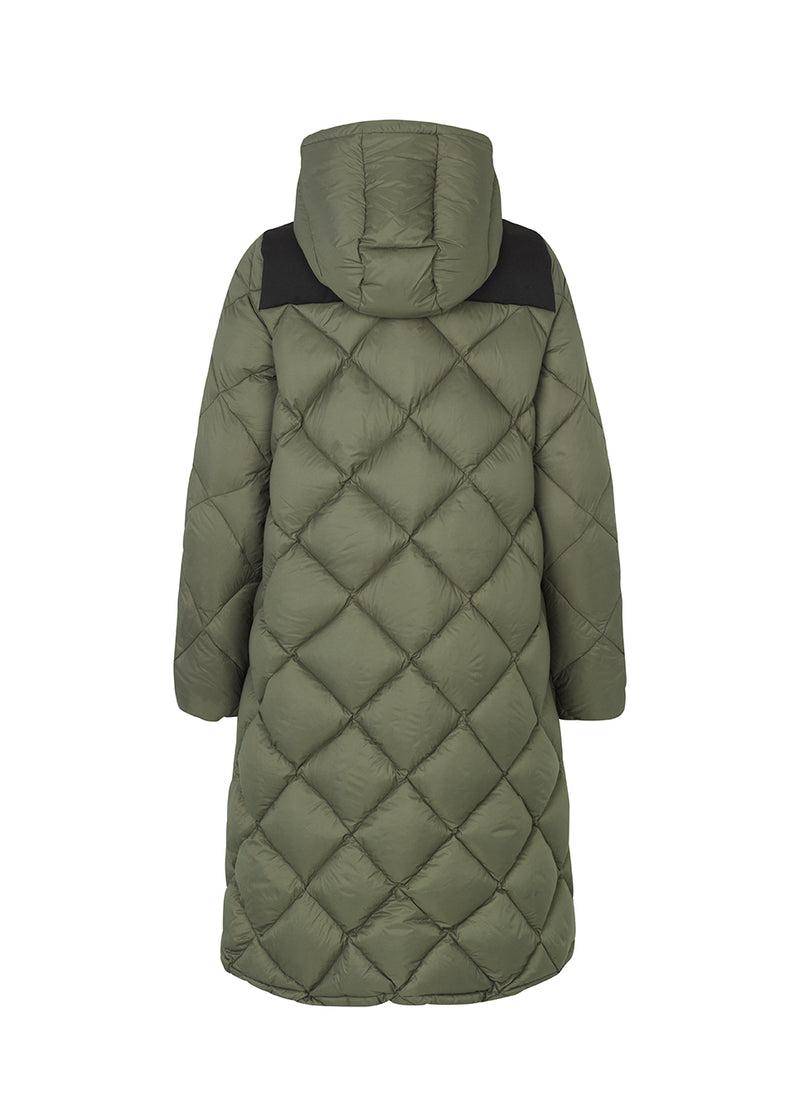Smart down coat in a diamond quilt. The coat has a hood with adjustable strings and two zipped pockets. Kyra coat has a down filling, which gives an outstanding insulation from the cold - even on the coldest days. Keep you warm down to -15 degrees. It’s water repellant, wind resistant