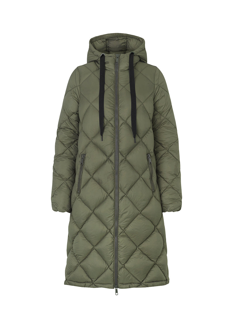 Smart down coat in a diamond quilt. The coat has a hood with adjustable strings and two zipped pockets. Kyra coat has a down filling, which gives an outstanding insulation from the cold - even on the coldest days. Keep you warm down to -15 degrees. It’s water repellant, wind resistant