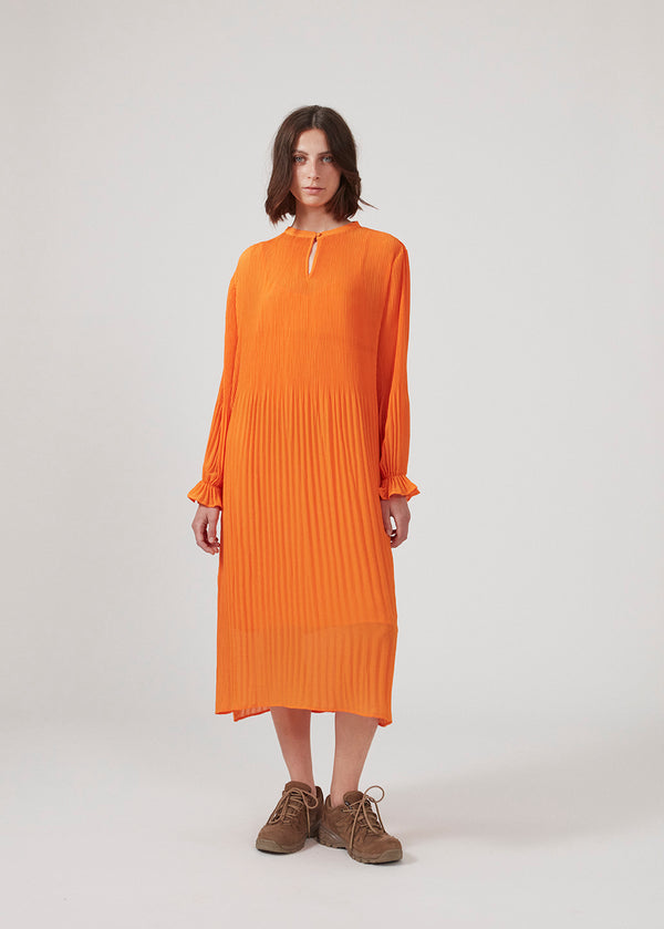 Pleated dress in recycled polyester. CruzMD dress has 3/4 sleeves with elastic, keyhole detail in front, and an airy skirt.