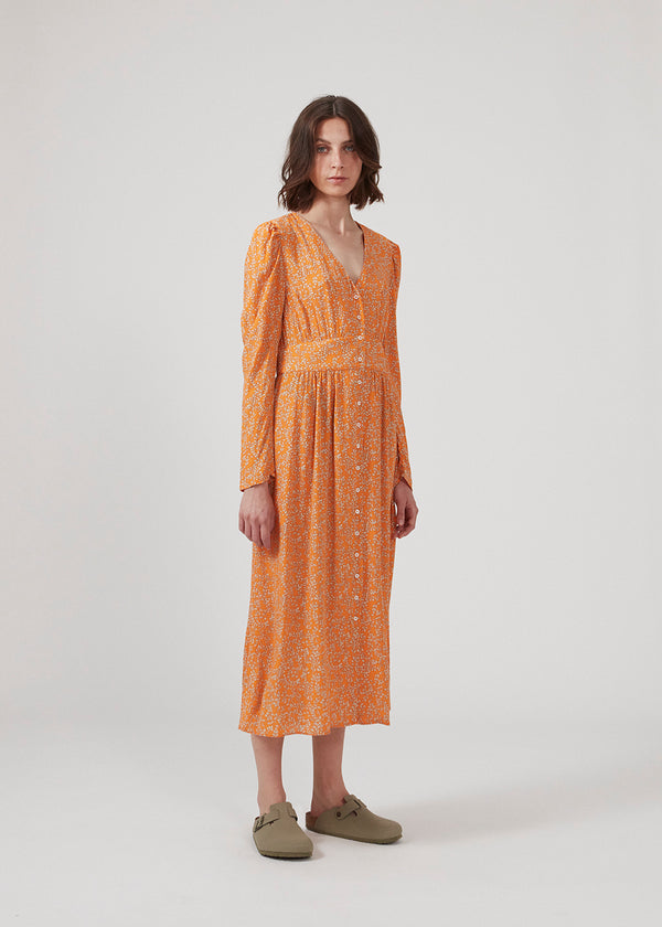 Long dress with puff sleeves and floral print in EcoVero viscose. CorinnaMD print dress is designed with buttons in front and a pretty detail at the waist.