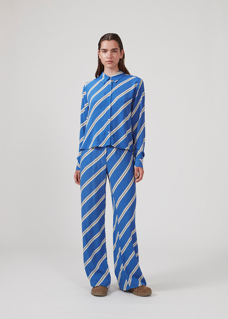 Pants designed with a loose fit and wide legs with a diagonal stripe print. CenniMD print pants has an elasticated waist for ekstra comfort.  Match with CenniMD print shirt to complete the look.