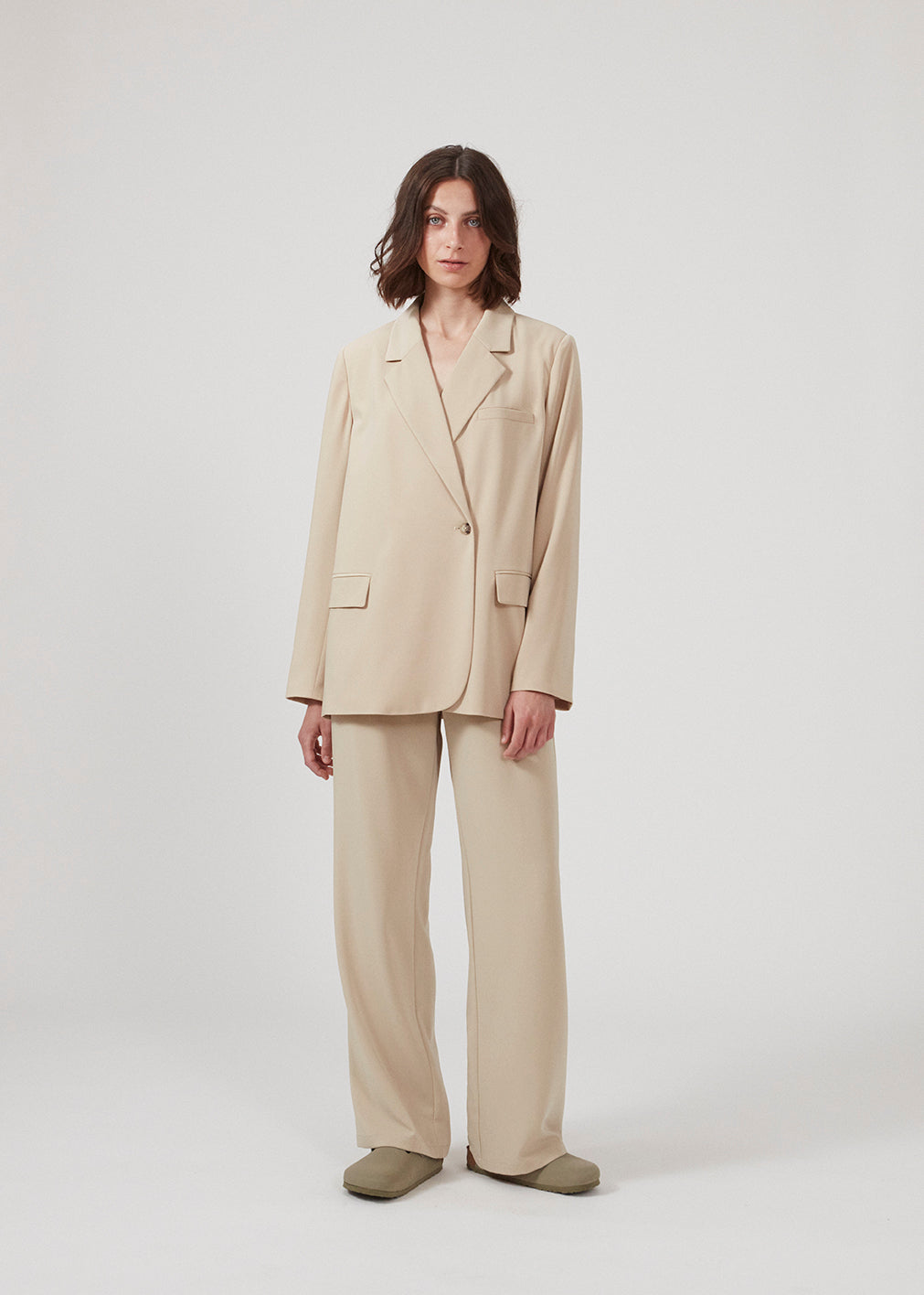 Pants in a simple design with wide legs. Perry pants have pockets at side seam and an elasticated waistline for a comfortable fit. The model is 173 cm and wears a size S/36.  Buy a matching blazer to complete the look: PerryMD blazer.