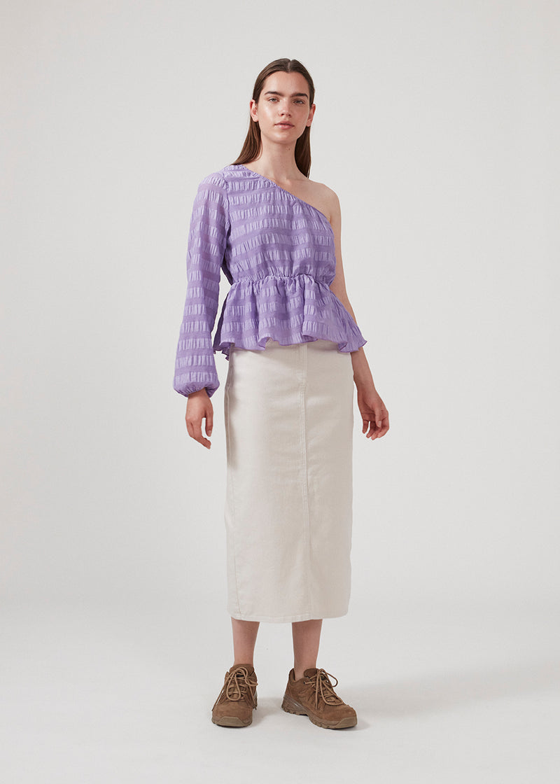 Denim skirt in a midi length with a slit in the back. ChikoMD skirt has a medium waist. The model is 177 cm and wears a size S/36. 