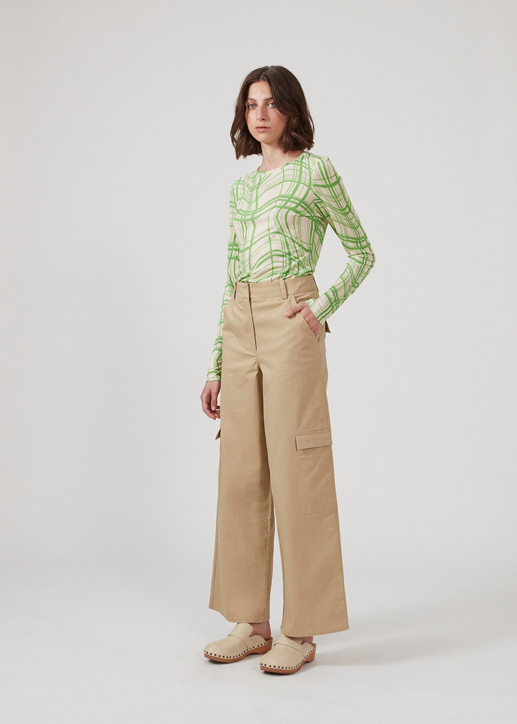 Cargo pants in cotton twill with a high waist, hidden zip fly, and hook-and-eye fastening. CalaMD pants has wide legs with patch pockets. The model is 177 cm and wears a size S/36.  Shop matching jacket: CalaMD jacket