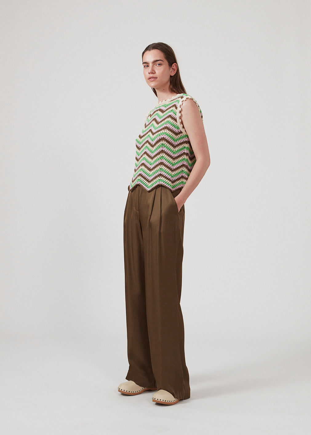 Satin pants in a classic look. CarwynMD pants are designed with wide legs, pleats in front, and hidden closure with zip fly and clasp. The model is 174 cm and wears a size S/36.