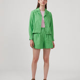 Cotton shorts in green with wide legs. CydneyMD shorts have a tailormade look with pleats in front and paspoil pockets in back. The model is 174 cm and wears a size S/36.