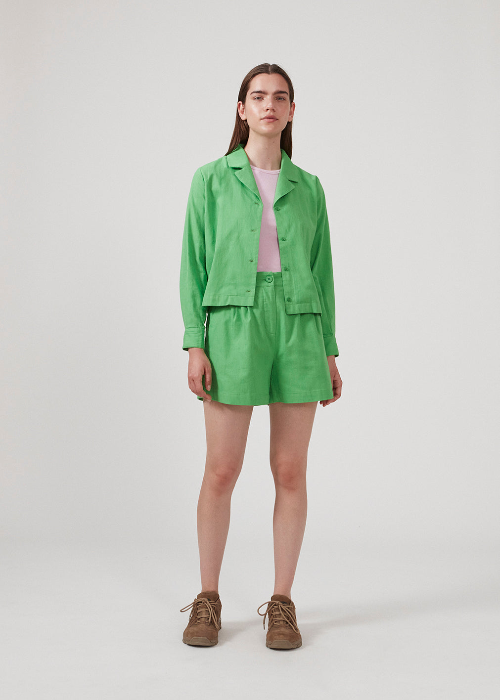 Cotton shorts in green with wide legs. CydneyMD shorts have a tailormade look with pleats in front and paspoil pockets in back. The model is 174 cm and wears a size S/36.