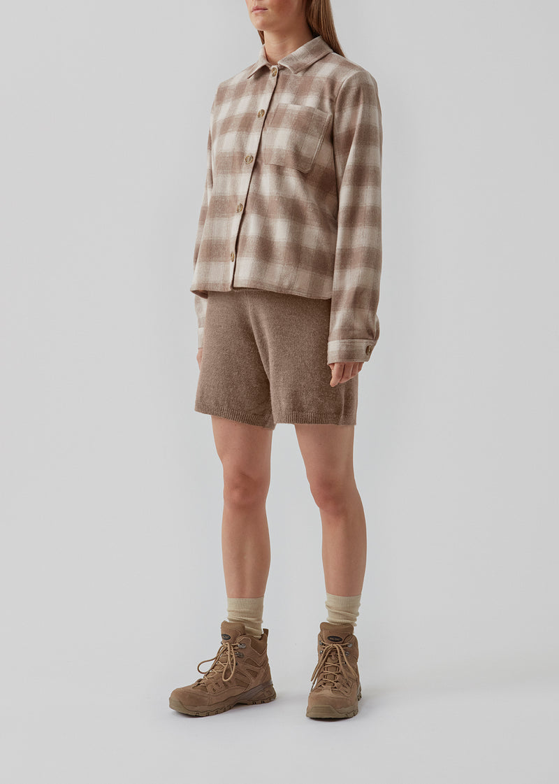 Overshirt in a soft wool-blend. Lexi coatigan features a patch pocket in front, button closure and a collar. The spacious fit and short length adds a cool touch. The model is 174 cm and wears a size S/36