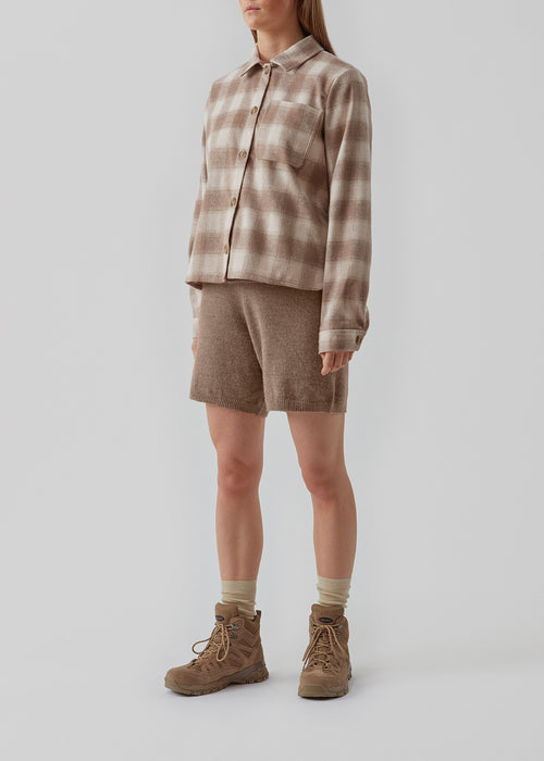 Overshirt in a soft wool-blend. Lexi coatigan features a patch pocket in front, button closure and a collar. The spacious fit and short length adds a cool touch. The model is 174 cm and wears a size S/36