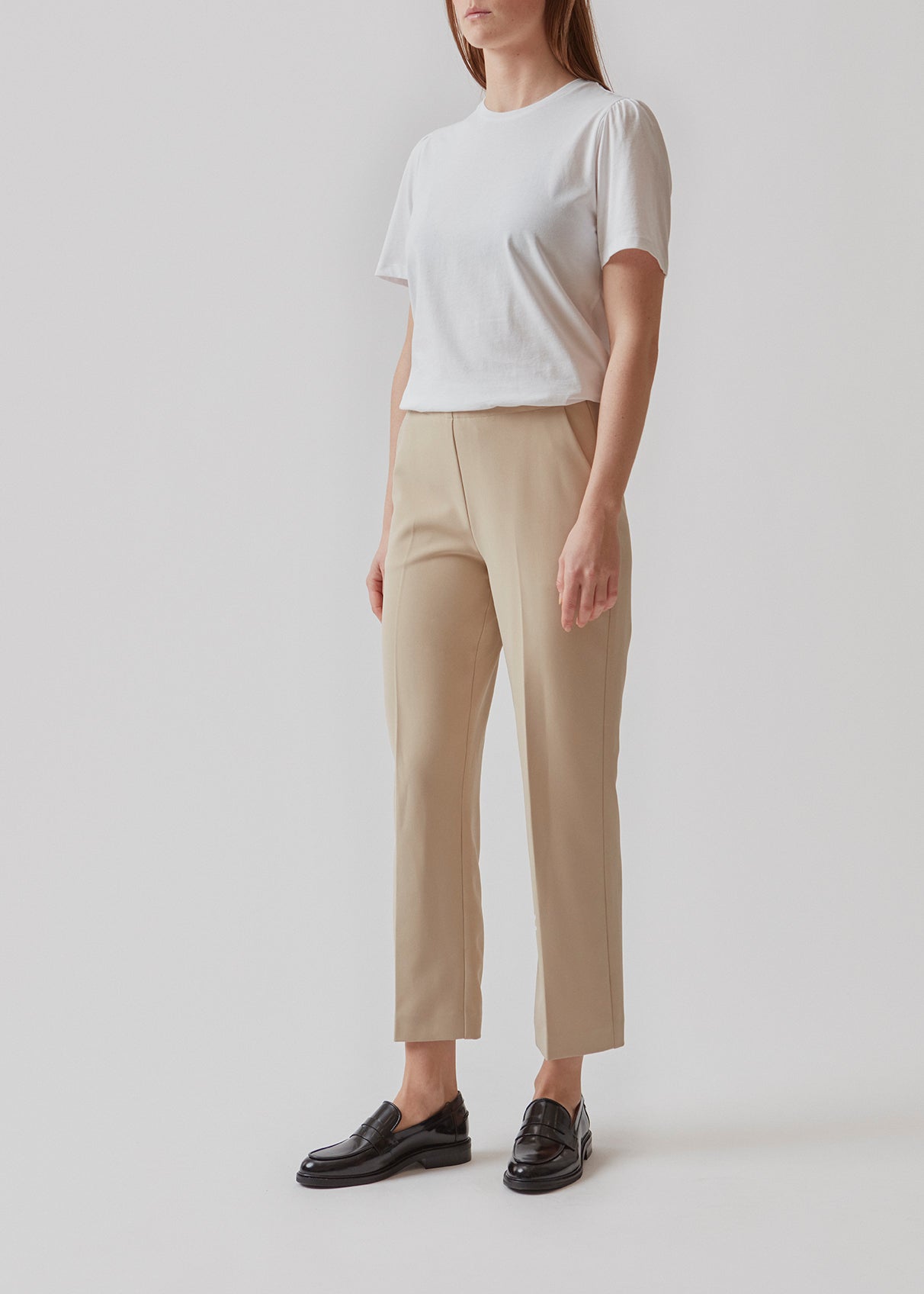Classic pants with creases and straight, cropped legs. NelliMD cropped pants have a hidden zipper at the side and a covered elastic at the waist for a more comfortable fit. The model is 173 cm and wears a size S/36