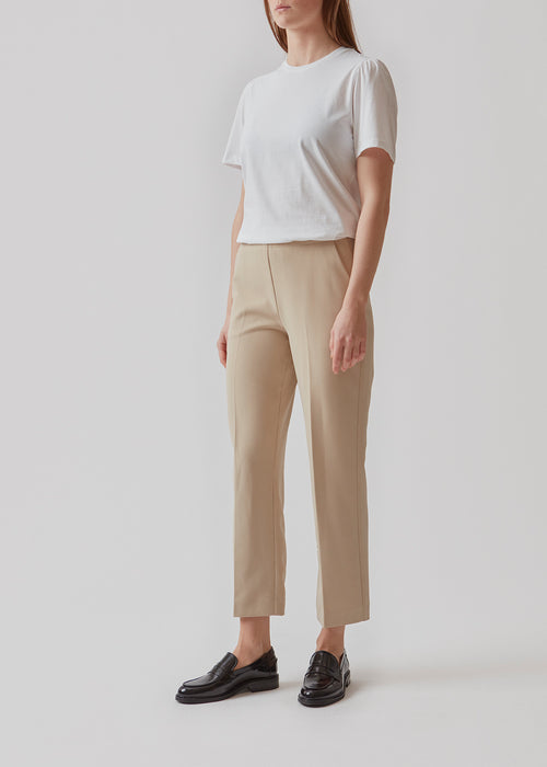 Classic pants with creases and straight, cropped legs. NelliMD cropped pants have a hidden zipper at the side and a covered elastic at the waist for a more comfortable fit. The model is 173 cm and wears a size S/36