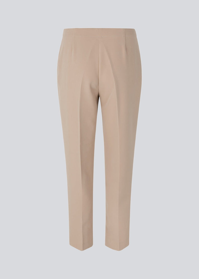 Classic pants with creases and straight, cropped legs. NelliMD cropped pants have a hidden zipper at the side and a covered elastic at the waist for a more comfortable fit. The model is 173 cm and wears a size S/36