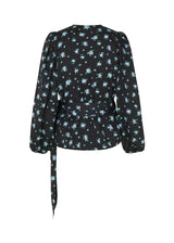 Pretty wrap top in a responsible quality. Ness print top has long balloon sleeves with puffed shoulders, a beautiful flower print, and a wide belt at the waist. The model is 173 cm and wears a size S/36