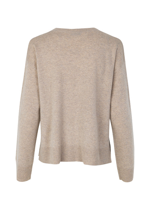 Cashmere Noris o-neck in beige is, with its classic design and luxurious cashmere quality, a musthave for every wardrobe. Noris o-neck has a round neck and slits at the side. The model is 173 cm and wears a size S/36.
