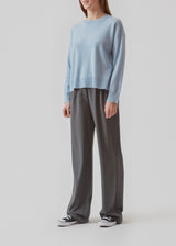 Noris o-neck is, with its classic design and luxurious cashmere quality, a musthave for every wardrobe. Noris o-neck has a round neck and slits at the side. The model is 173 cm and wears a size S/36