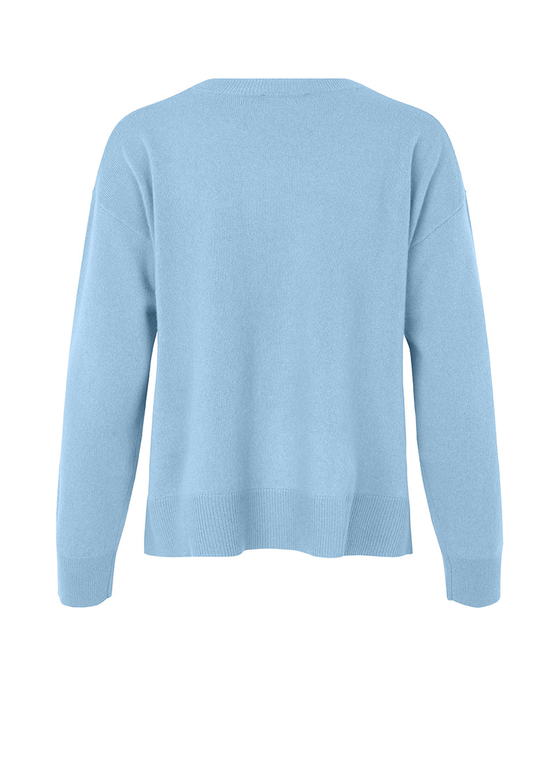 Noris o-neck is, with its classic design and luxurious cashmere quality, a musthave for every wardrobe. Noris o-neck has a round neck and slits at the side. The model is 173 cm and wears a size S/36