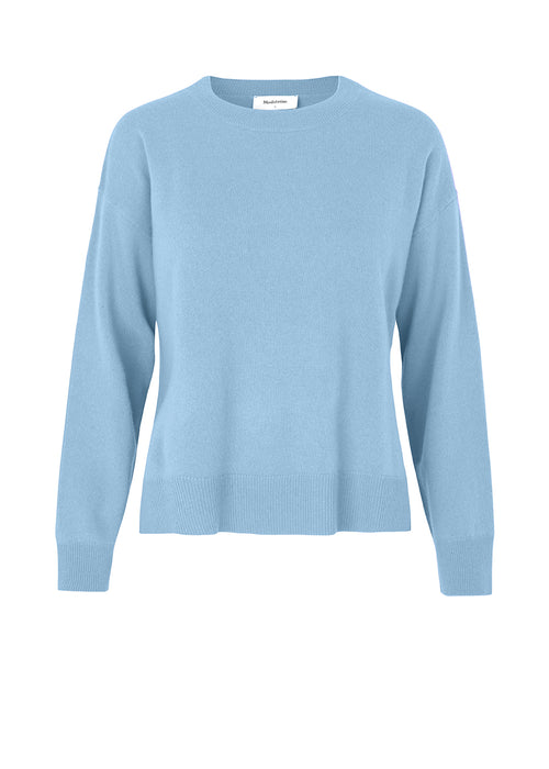 Noris o-neck is, with its classic design and luxurious cashmere quality, a musthave for every wardrobe. Noris o-neck has a round neck and slits at the side. The model is 173 cm and wears a size S/36