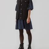 Cool vest in organic cotton. Nour vest has a boxy fit, which is easy to style over a t-shirt, shirt, or a dress for adding a cool element to the look. The vest is closed with buttons at the front. The model is 173 cm and wears a size S/36