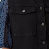 Cool vest in organic cotton. Nour vest has a boxy fit, which is easy to style over a t-shirt, shirt, or a dress for adding a cool element to the look. The vest is closed with buttons at the front. The model is 173 cm and wears a size S/36