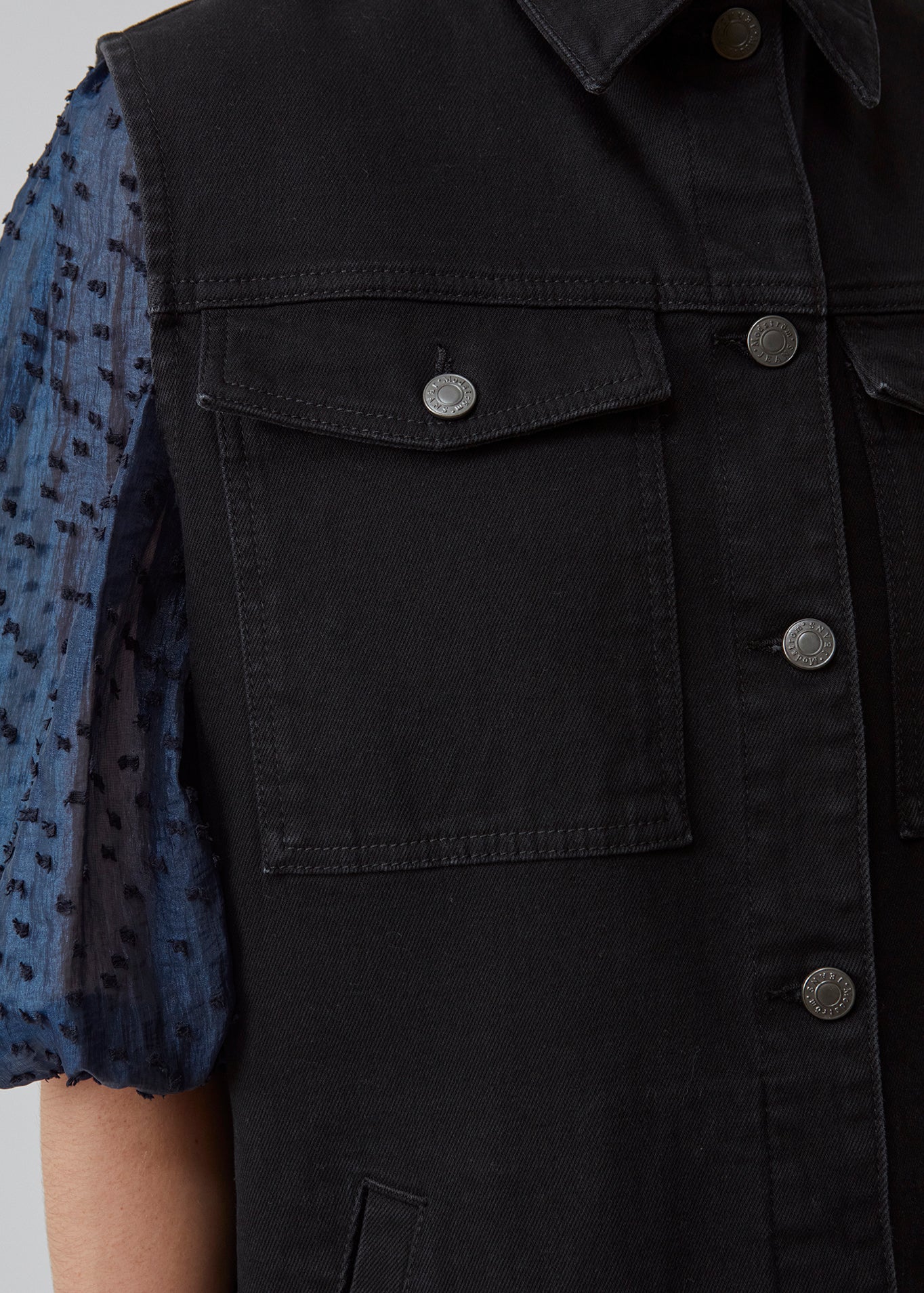 Cool vest in organic cotton. Nour vest has a boxy fit, which is easy to style over a t-shirt, shirt, or a dress for adding a cool element to the look. The vest is closed with buttons at the front. The model is 173 cm and wears a size S/36