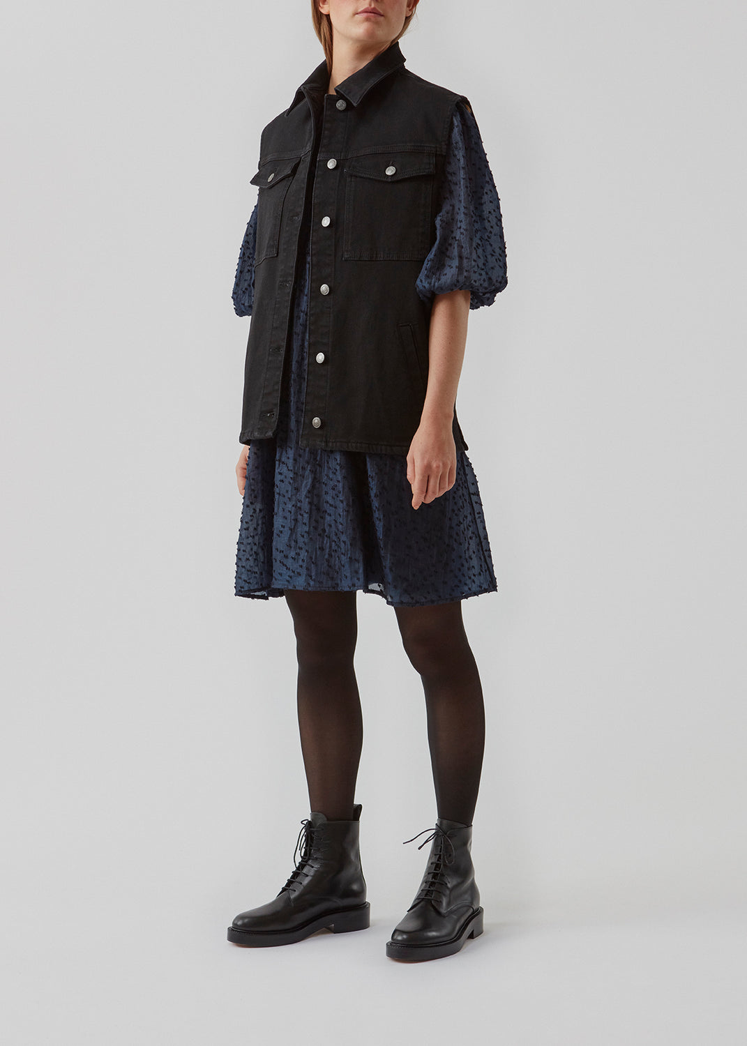 Cool vest in organic cotton. Nour vest has a boxy fit, which is easy to style over a t-shirt, shirt, or a dress for adding a cool element to the look. The vest is closed with buttons at the front. The model is 173 cm and wears a size S/36