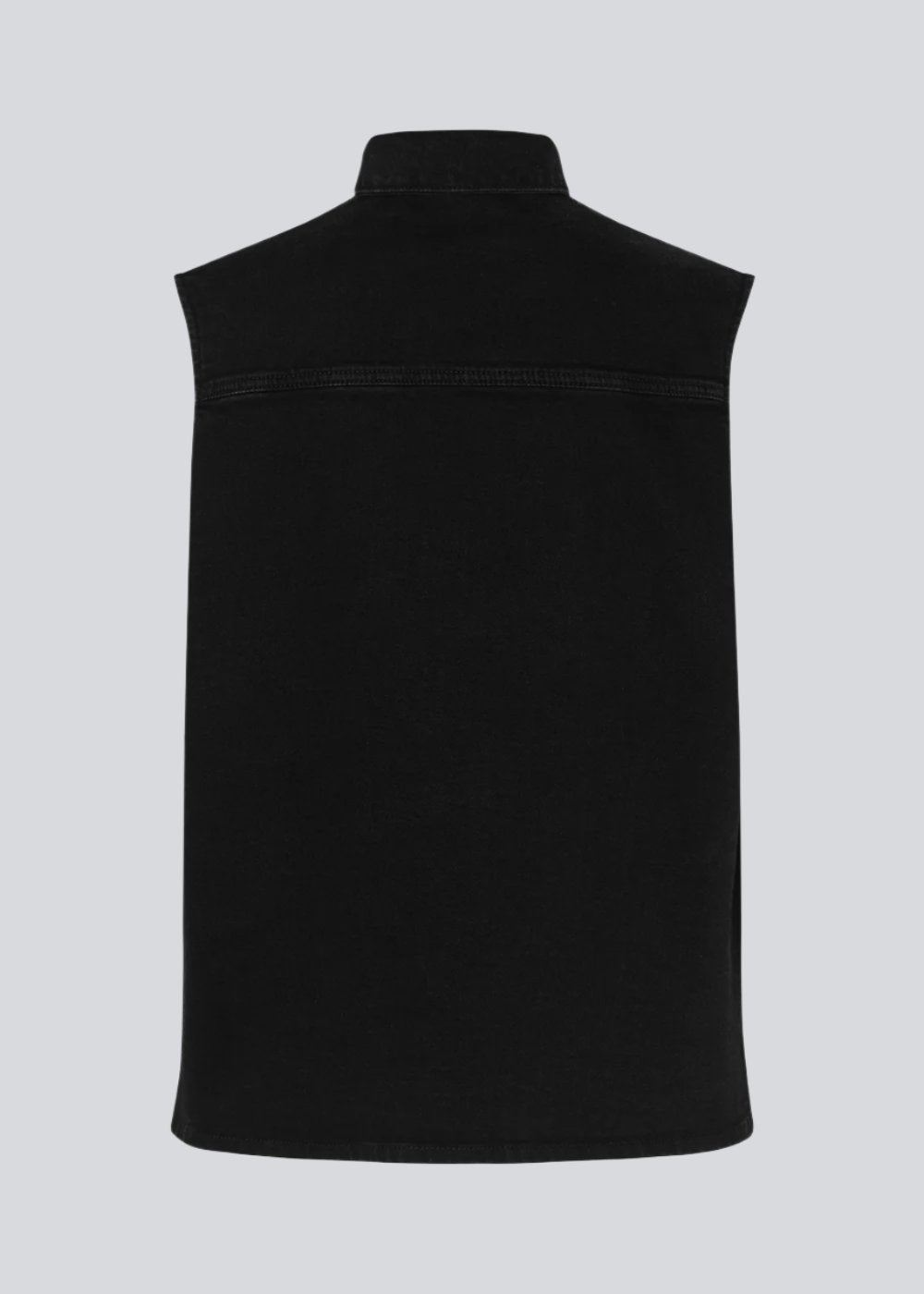 Cool vest in organic cotton. Nour vest has a boxy fit, which is easy to style over a t-shirt, shirt, or a dress for adding a cool element to the look. The vest is closed with buttons at the front. The model is 173 cm and wears a size S/36