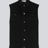 Cool vest in organic cotton. Nour vest has a boxy fit, which is easy to style over a t-shirt, shirt, or a dress for adding a cool element to the look. The vest is closed with buttons at the front. The model is 173 cm and wears a size S/36