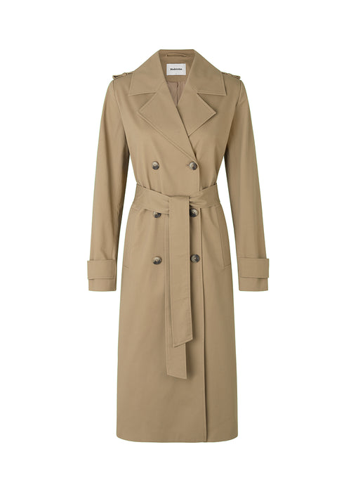 Classic trenchcoat in a rich cotton quality. Oak jacket is double-breasted, with revers, and a slit at the back. The wide belt and cuff adds extra details to the recognizable silhouette. The model is 173 cm and wears a size S/36