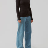 Tight-fitted, long sleeved t-shirt with ruffled trimmings on sleeves, at the neck and bottom. Oasis t-neck in Black fits perfectly as a basic style in the wardrobe.