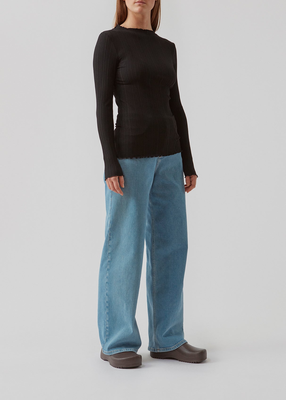 Tight-fitted, long sleeved t-shirt with ruffled trimmings on sleeves, at the neck and bottom. Oasis t-neck in Black fits perfectly as a basic style in the wardrobe.