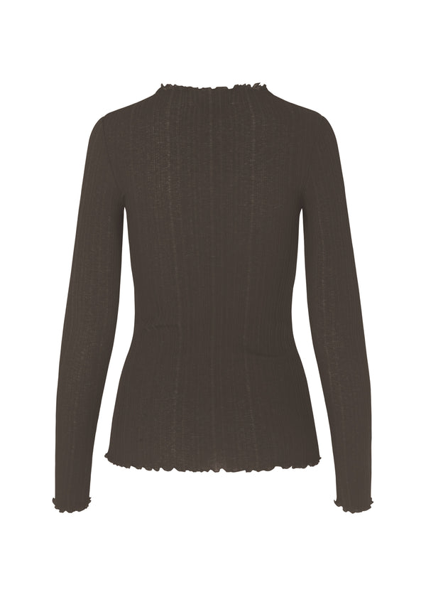 Tight-fitted, long sleeved t-shirt in brown in the color espresso with ruffled trimmings on sleeves, at the neck and bottom. Oasis t-neck fits perfectly as a basic style in the wardrobe. The model is 173 cm and wears a size S/36 in black