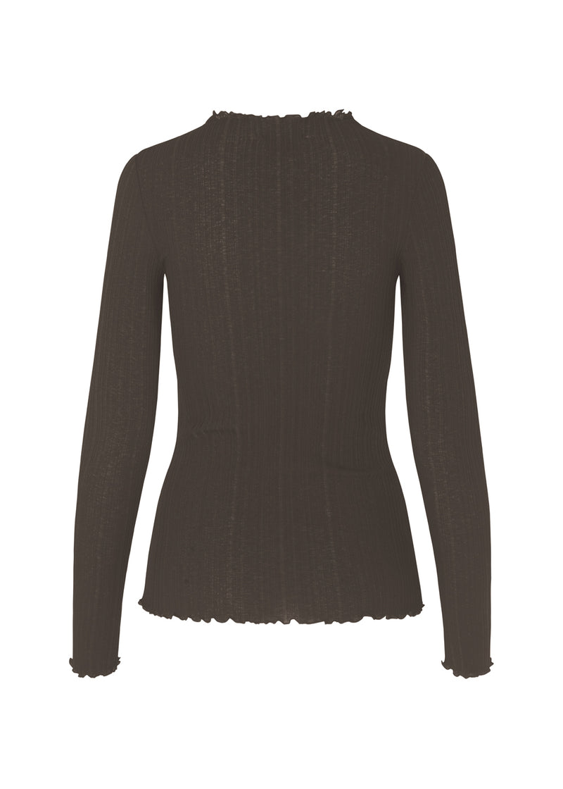 Tight-fitted, long sleeved t-shirt in brown in the color espresso with ruffled trimmings on sleeves, at the neck and bottom. Oasis t-neck fits perfectly as a basic style in the wardrobe. The model is 173 cm and wears a size S/36 in black