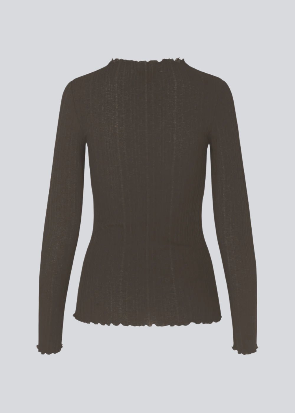 Tight-fitted, long sleeved t-shirt in brown in the color espresso with ruffled trimmings on sleeves, at the neck and bottom. Oasis t-neck fits perfectly as a basic style in the wardrobe. The model is 173 cm and wears a size S/36 in black